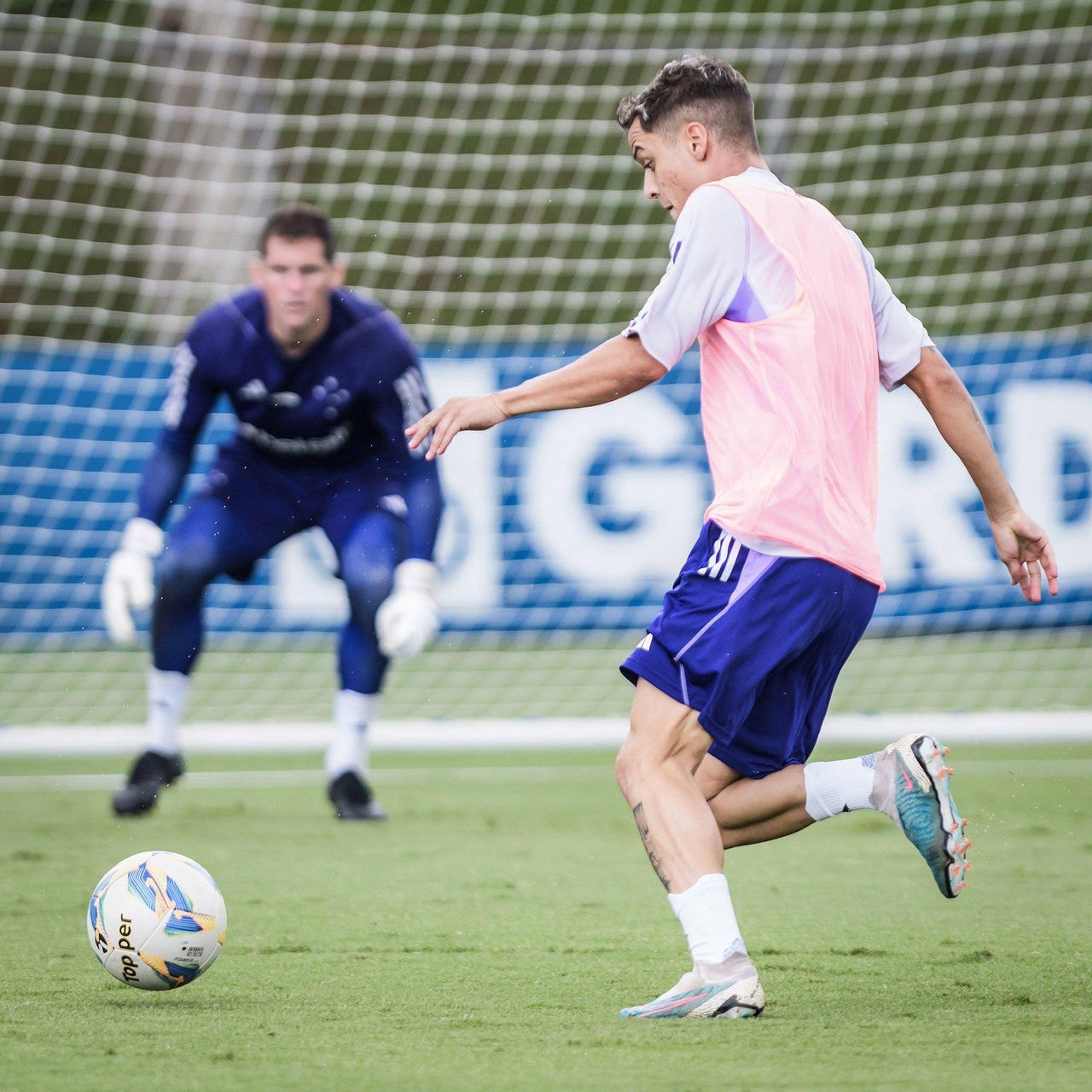 Vitinho participa de treino na Toca da Raposa 2