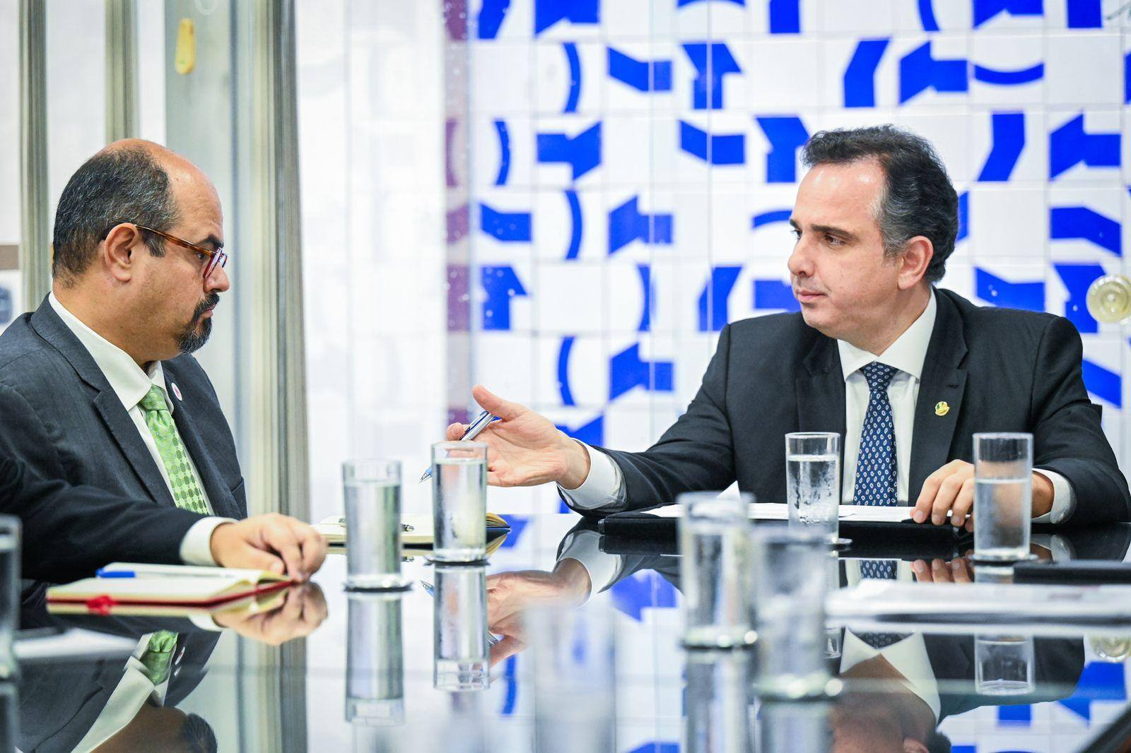 O vice-governador Mateus Simões (Novo) liderou uma comitiva do Estado de Minas Gerais em uma reunião com o presidente do Congresso Nacional, Rodrigo Pacheco (PSD), nesta quinta-feira (11/4) em Brasília