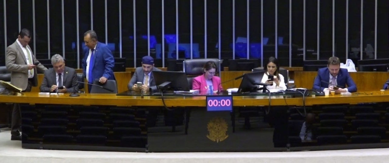 A oposição ocupou a mesa do plenário da Câmara um dia depois da prisão domiciliar de Jair Bolsonaro