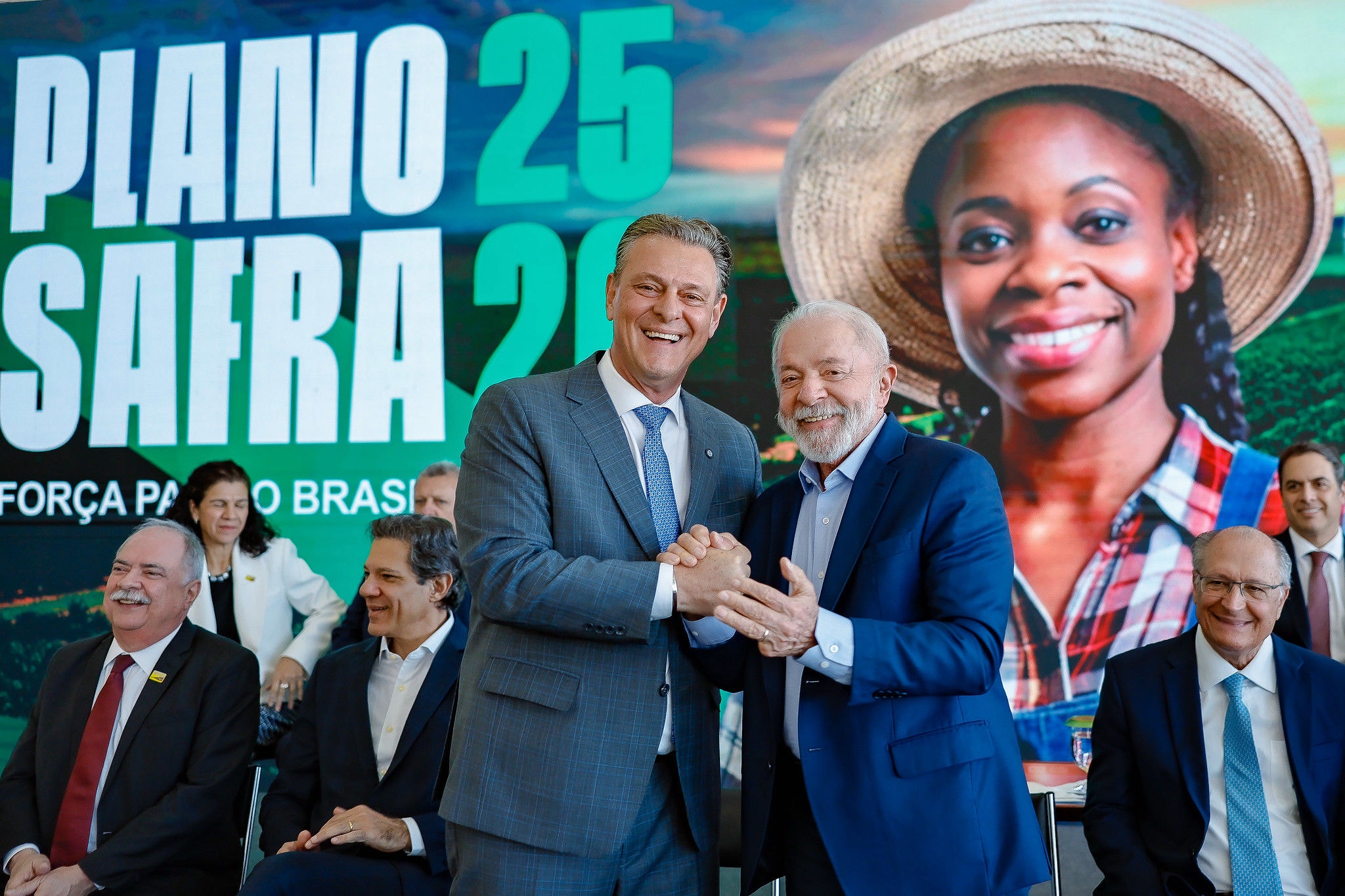 O ministro Carlos Fávaro e o presidente Lula lançaram a nova edição do Plano Safra