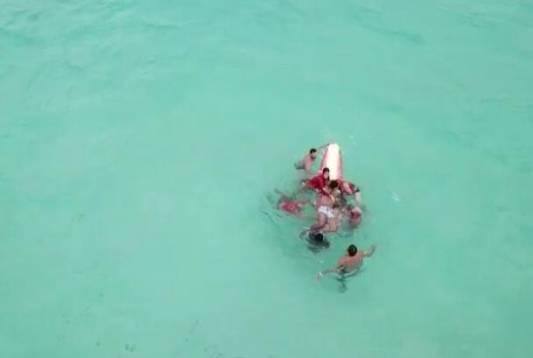 Surfistas e banhistas prestaram os primeiros socorros ao policial