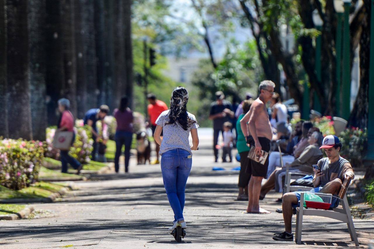Mesmo após morte de empresário, pessoas são flagradas andando de patinete pelas ruas de BH