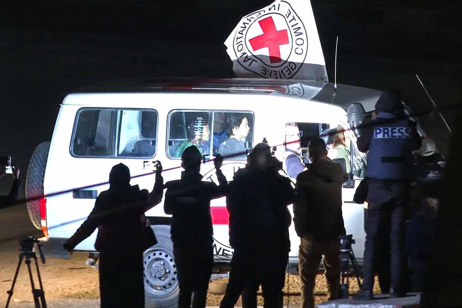 Veículo da Cruz Vermelha transporta reféns israelenses soltos pelo Hamas neste sábado (25)