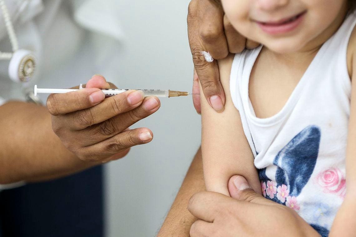 Vacina tríplice viral protege contra o sarampo, caxumba e rubéola
