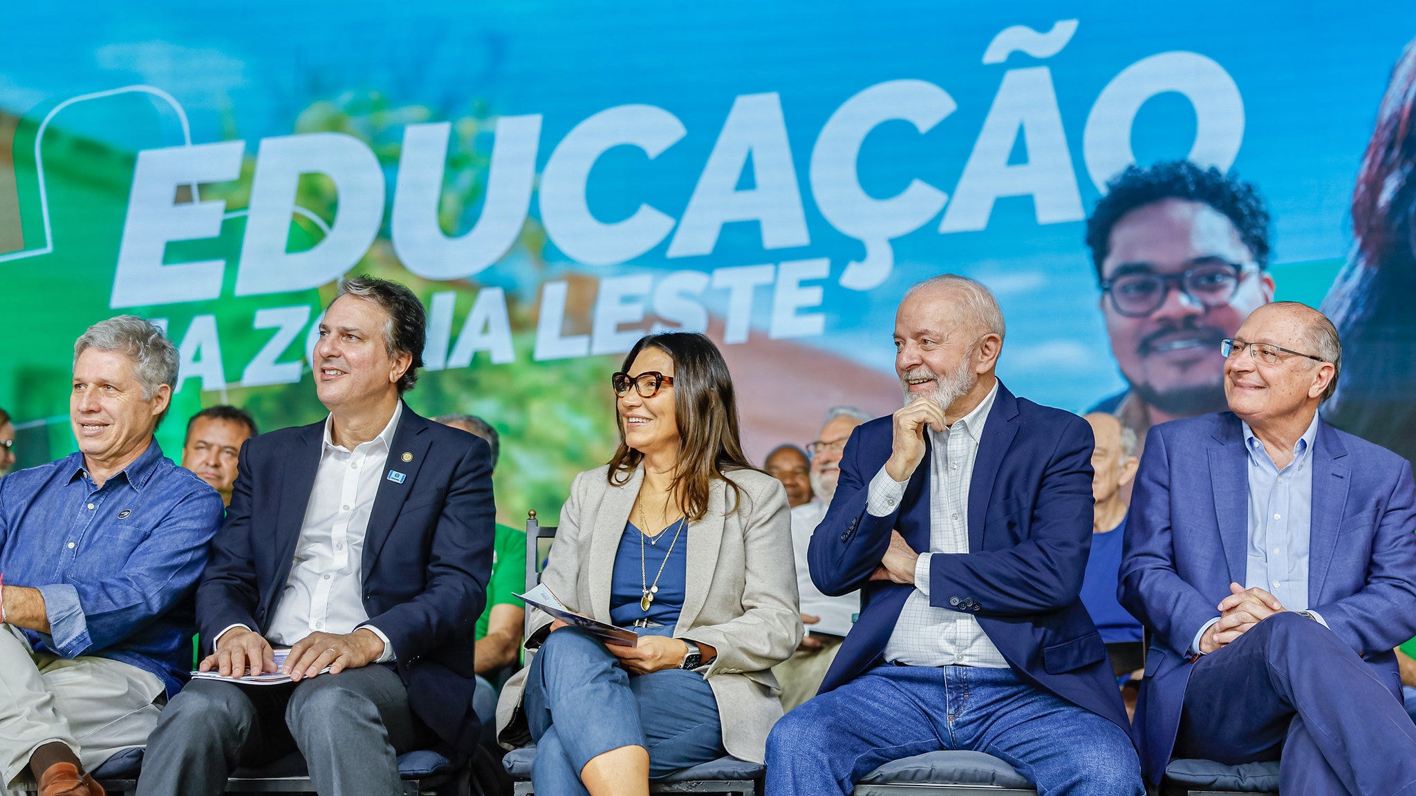 O presidente Lula em evento em São Paulo neste sábado (29), ao lado de ministros, do vice-presidente Geraldo Alckmin e da primeira-dama Janja