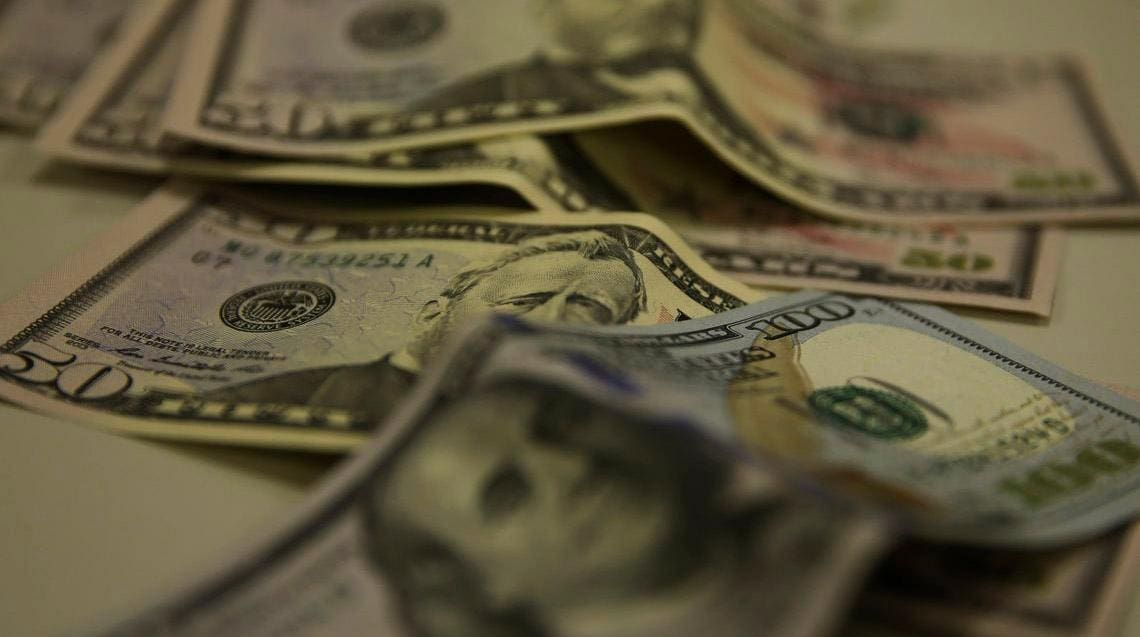 Possível vitória de Biden faz preço do dólar cair; moeda vai a R$ 5,54