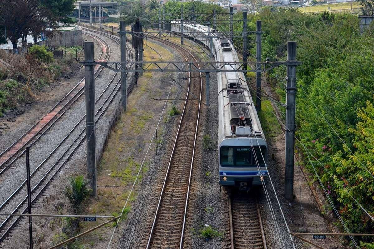 Trens permanecem circulando apenas das 10h às 17h
