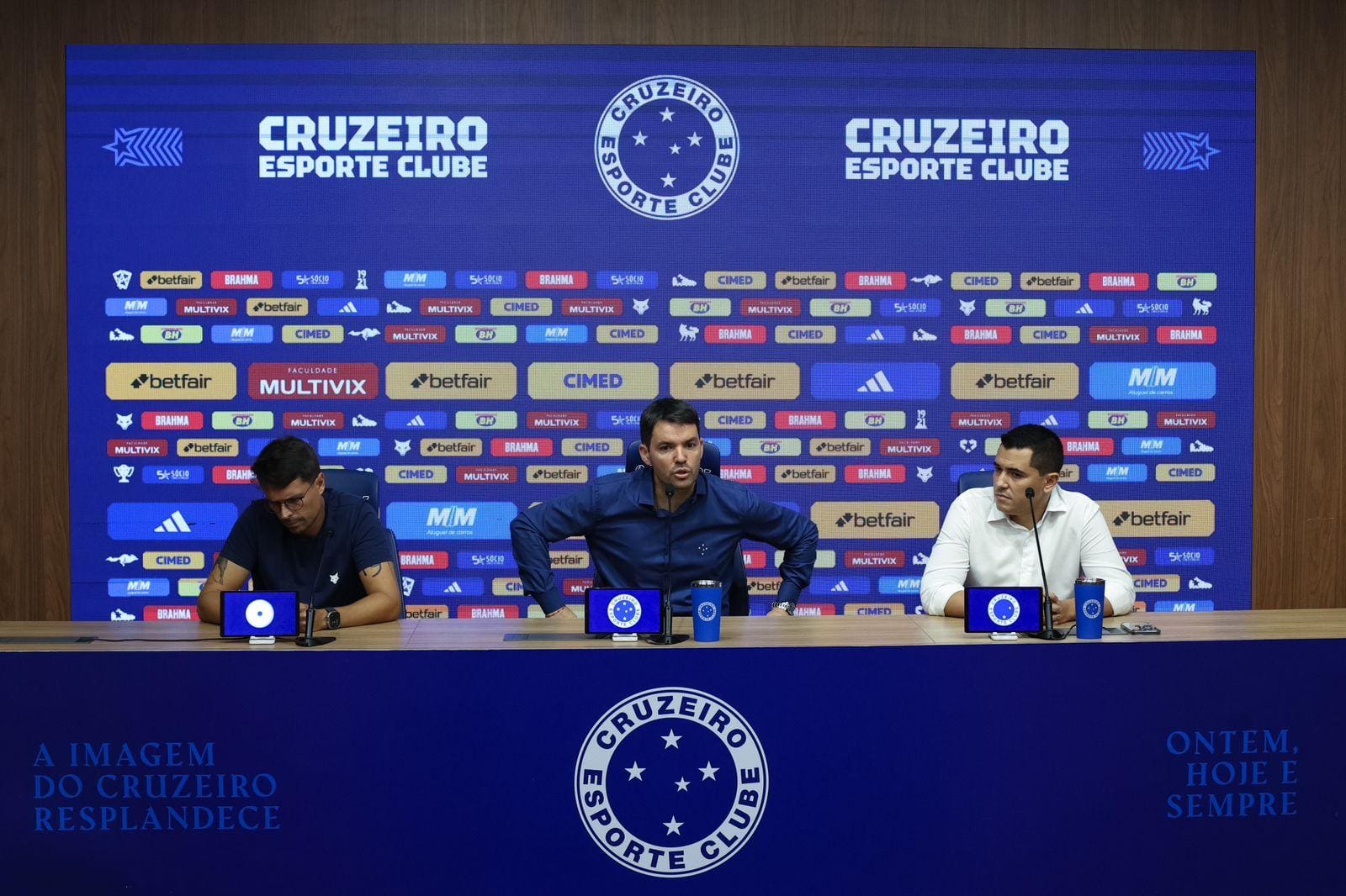 Pedro Martins, diretor executivo do Cruzeiro (à direita) e Nicolás Larcamón (ao centro)