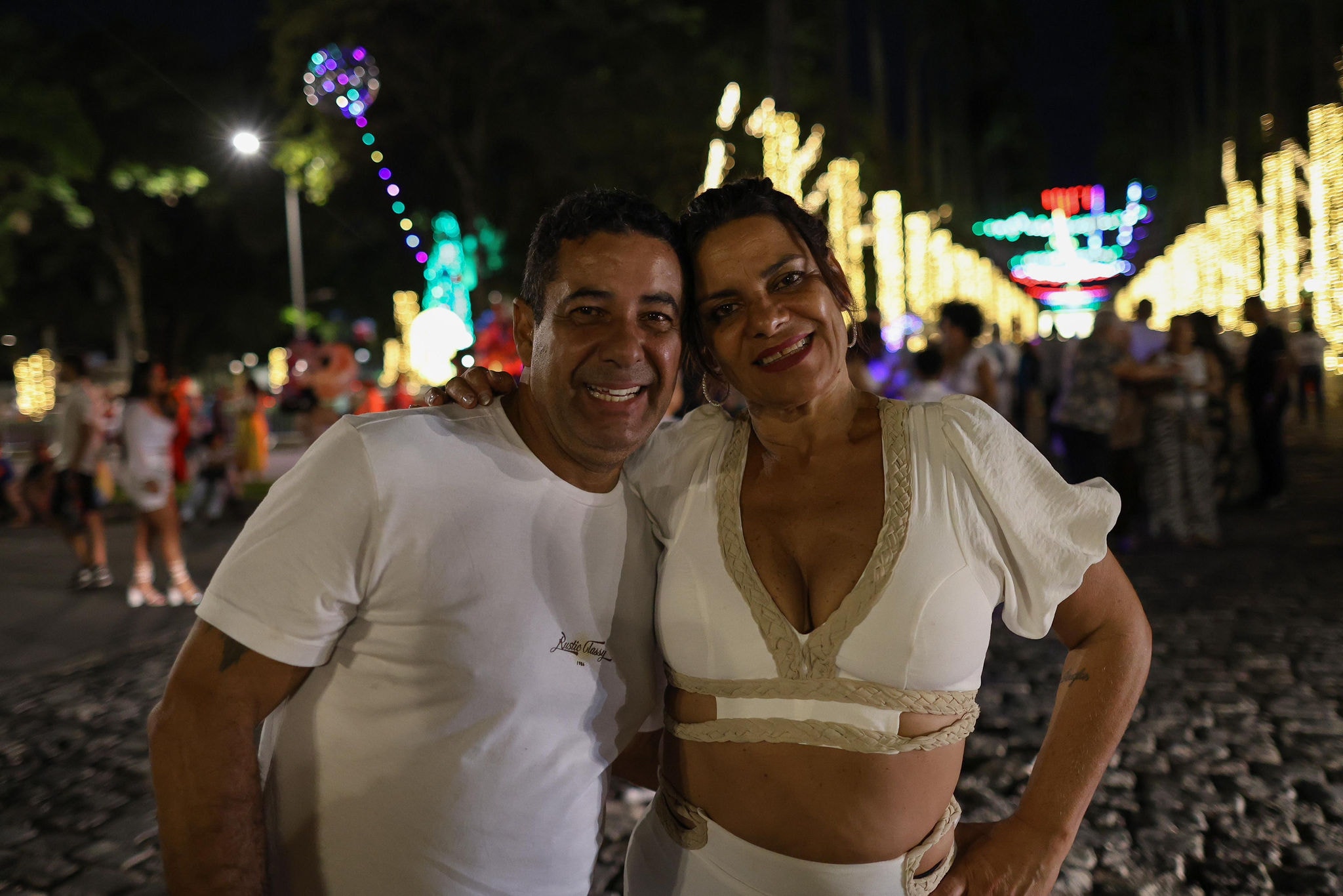 Eliane Márcia Belo e Otávio Gonçalves de Araújo também curtem a festa na praça