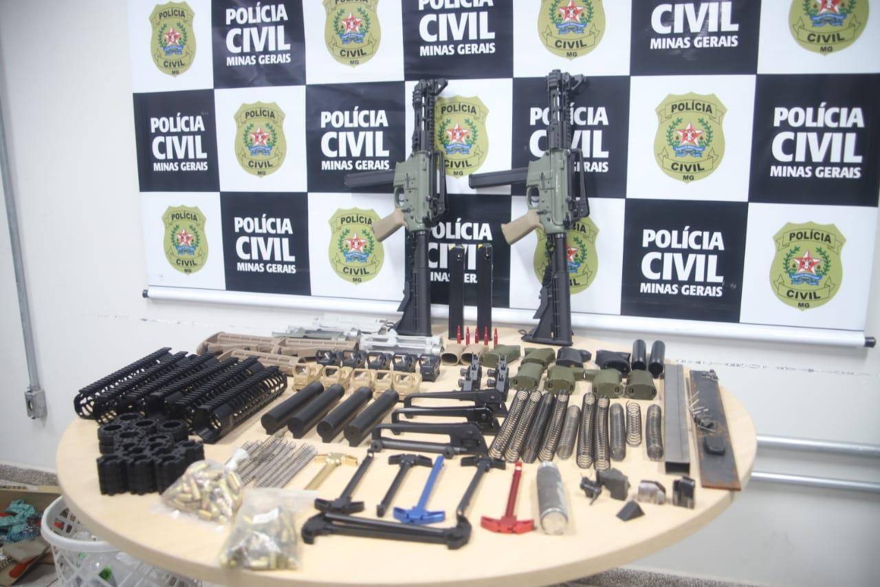 Duas metralhadoras 9mm, várias munições e equipamentos para montagem de armas foram encontradas pela polícia na casa de um dos suspeitos, em Pedro Leopoldo