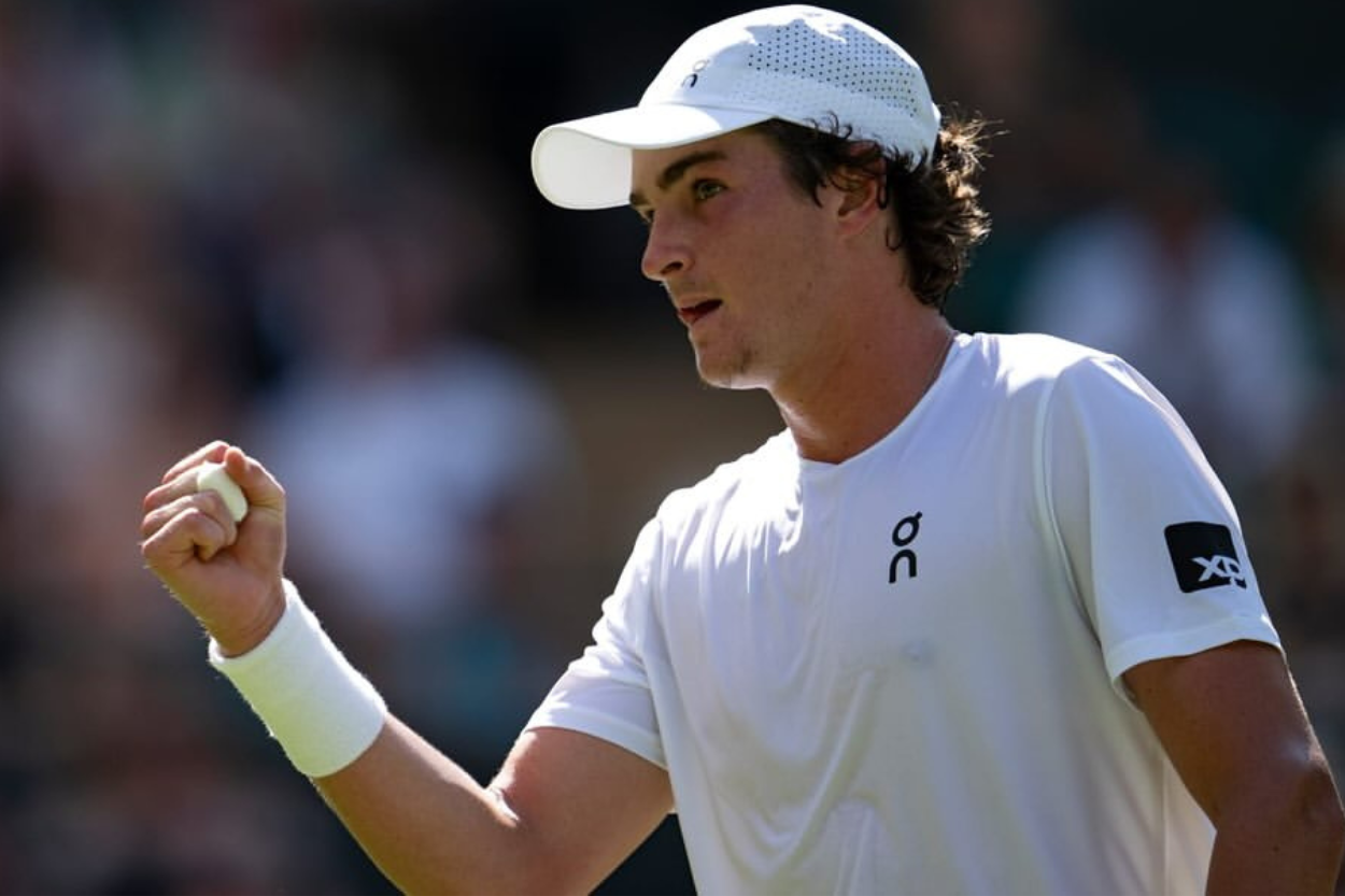 João Fonseca em ação em Wimbledon
