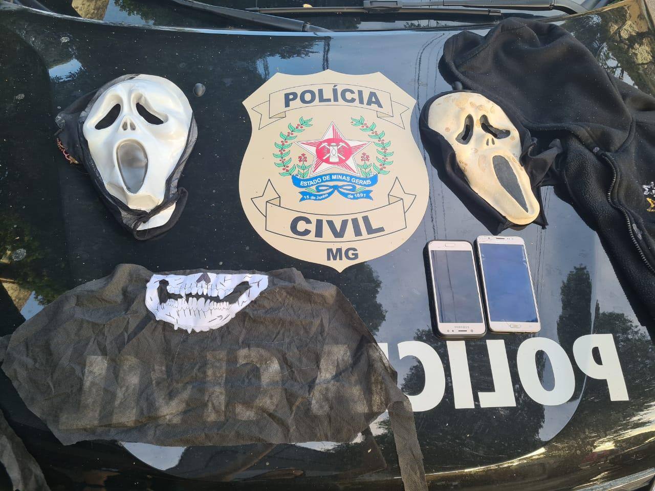 Máscaras, blusas, capuz e celulares foram apreendidos com a suspeita.