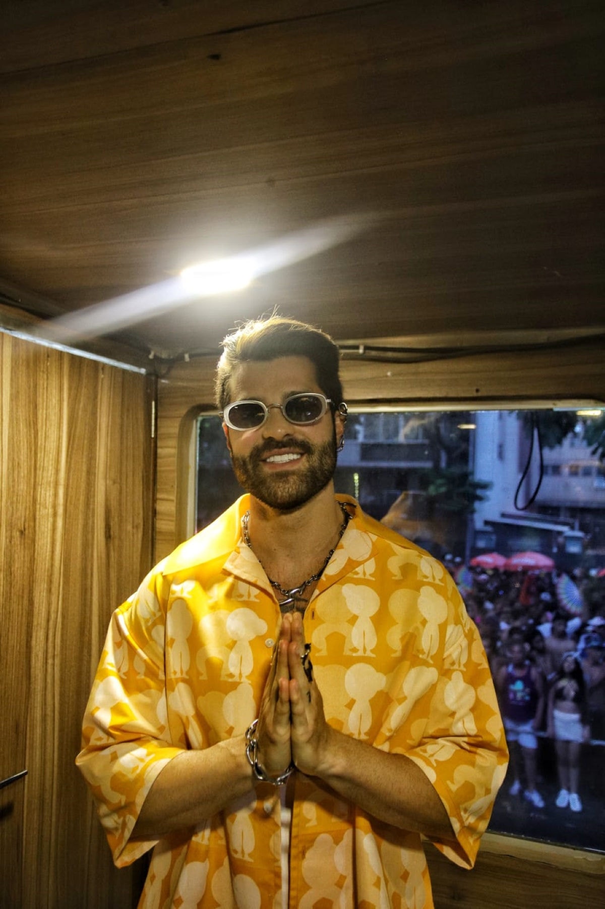 Alok se prepara para subir no trio elétrico no Centro de BH