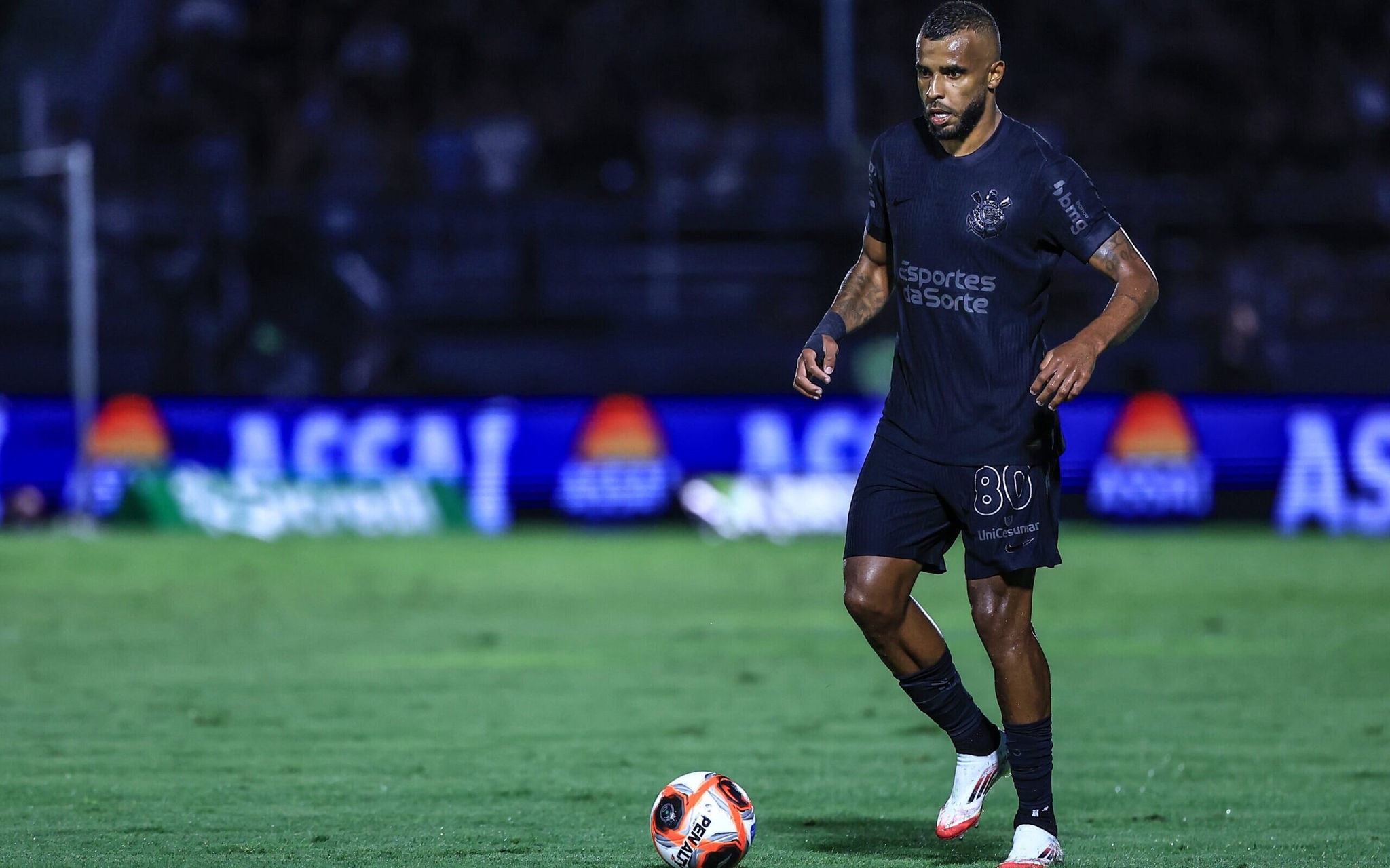 Alex Santana com a bola em jogo do Corinthians. (Foto: Marcello Zambrana/AGIF)