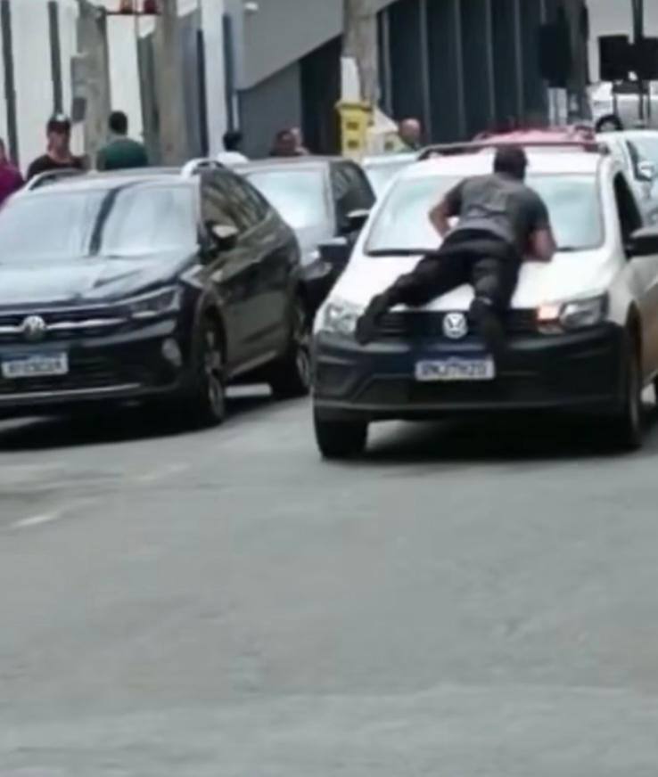 Homem pendurado em carro em Conselheiro Lafaiete