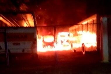 Ônibus incendiado em Guaxupé