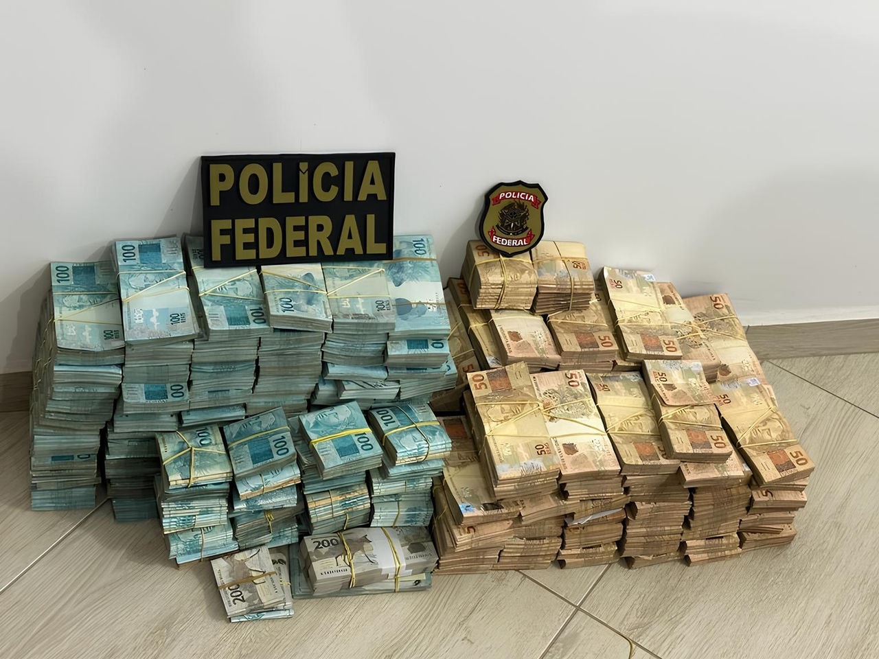 As investigações começaram em julho de 2025, a partir da apreensão de R$ 14 milhões em espécie (entre reais e dólares) com servidor público 