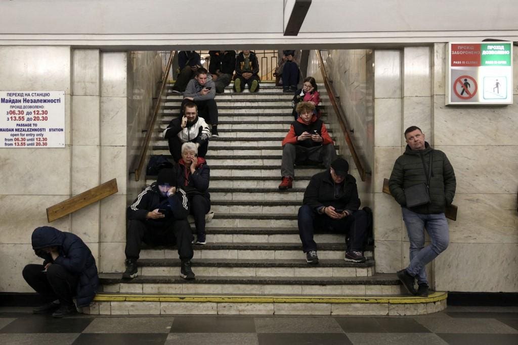 Ucranianos buscam abrigo no metrô de Kiev durante ataque russo