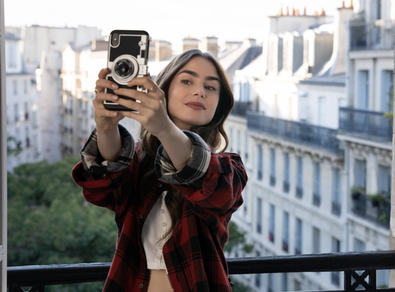 Lily Collins em um episódio da série Emily em Paris