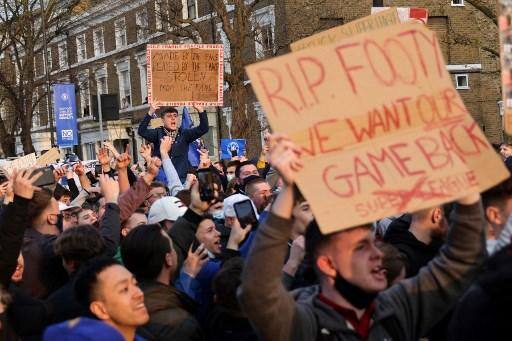 Torcida do Chelsea protesta na porta do Stamford Bridge