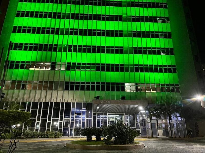 TRT-MG se ilumina de verde em apoio à saúde e segurança no trabalho