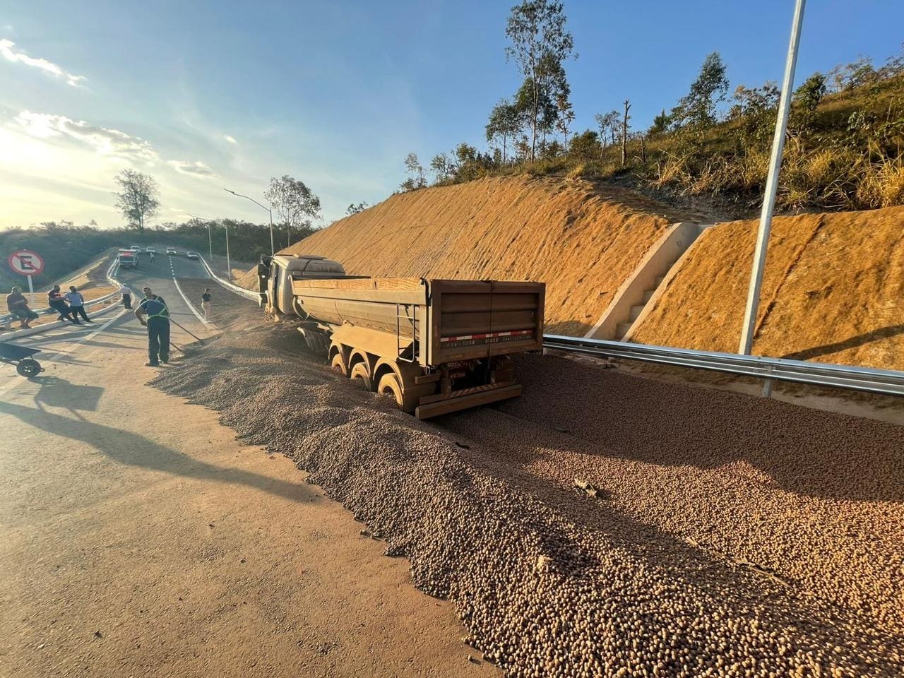Carreta usou a área de escape do Anel Rodoviário