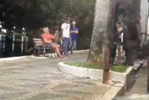 Vítima foi resgatada por populares e suspeito fugiu