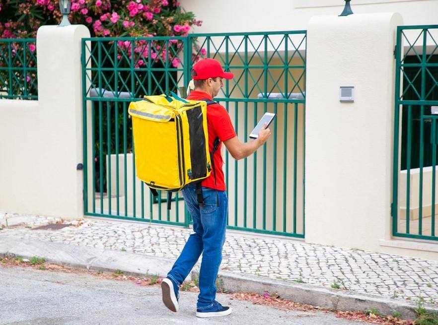 Homem entrega telefone baú motoboy