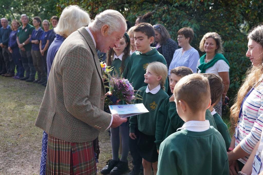 Rei Charles recebe cartão e flores de estudantes em homenagem a um ano de morte da rainha Elizabeth II
