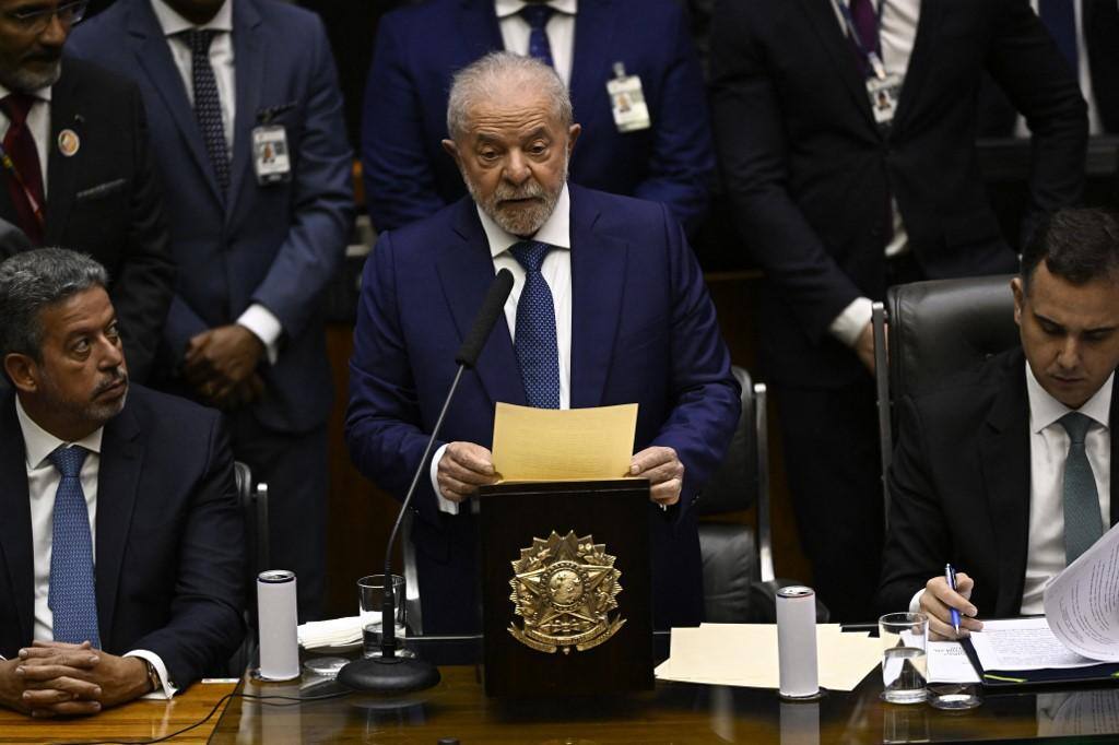 O novo presidente do Brasil, Luiz Inácio Lula da Silva, faz um discurso após a posse durante sua cerimônia de posse no Congresso Nacional em Brasília, em 1º de janeiro de 2023