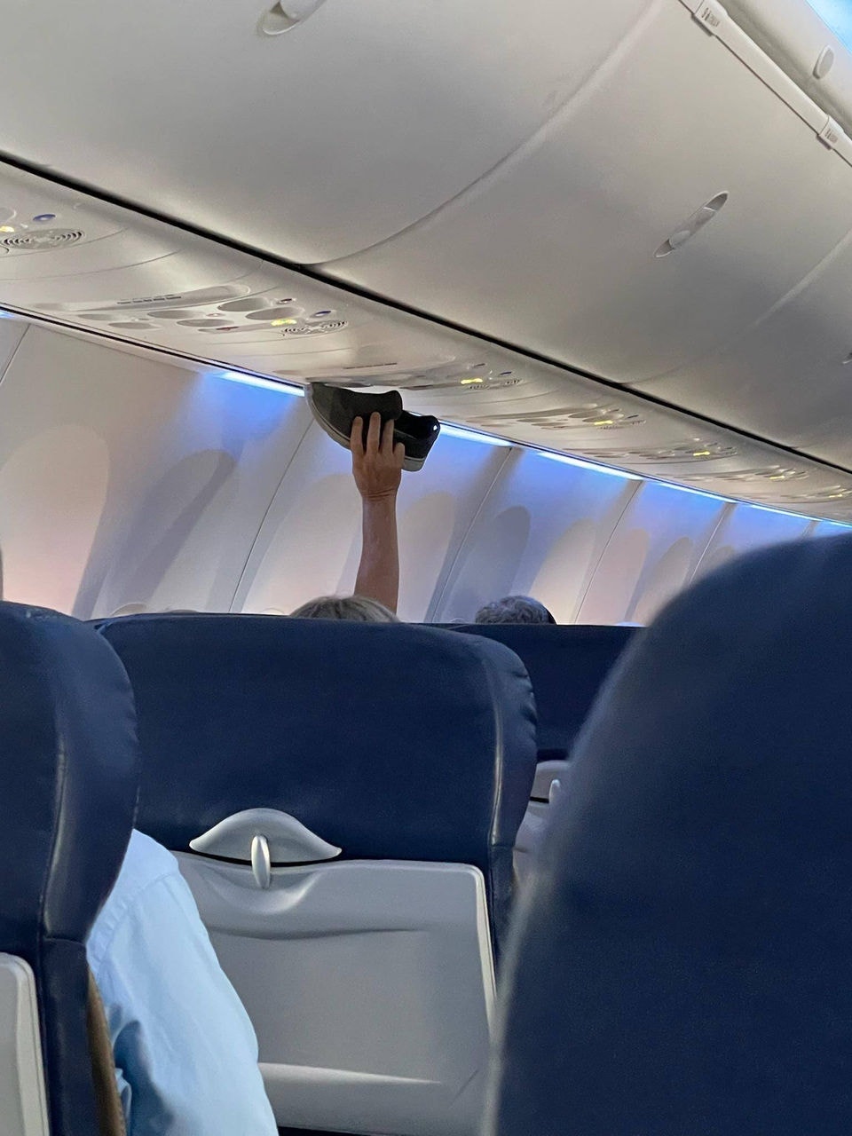 Homem usa de ar-condicionado de avião durante voo