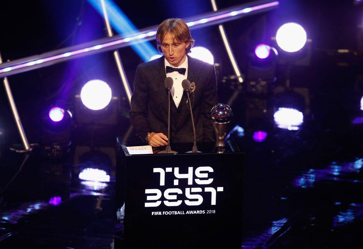 Jogador faz o seu discurso após ser eleito, pela Fifa, como o melhor do mundo no futebol