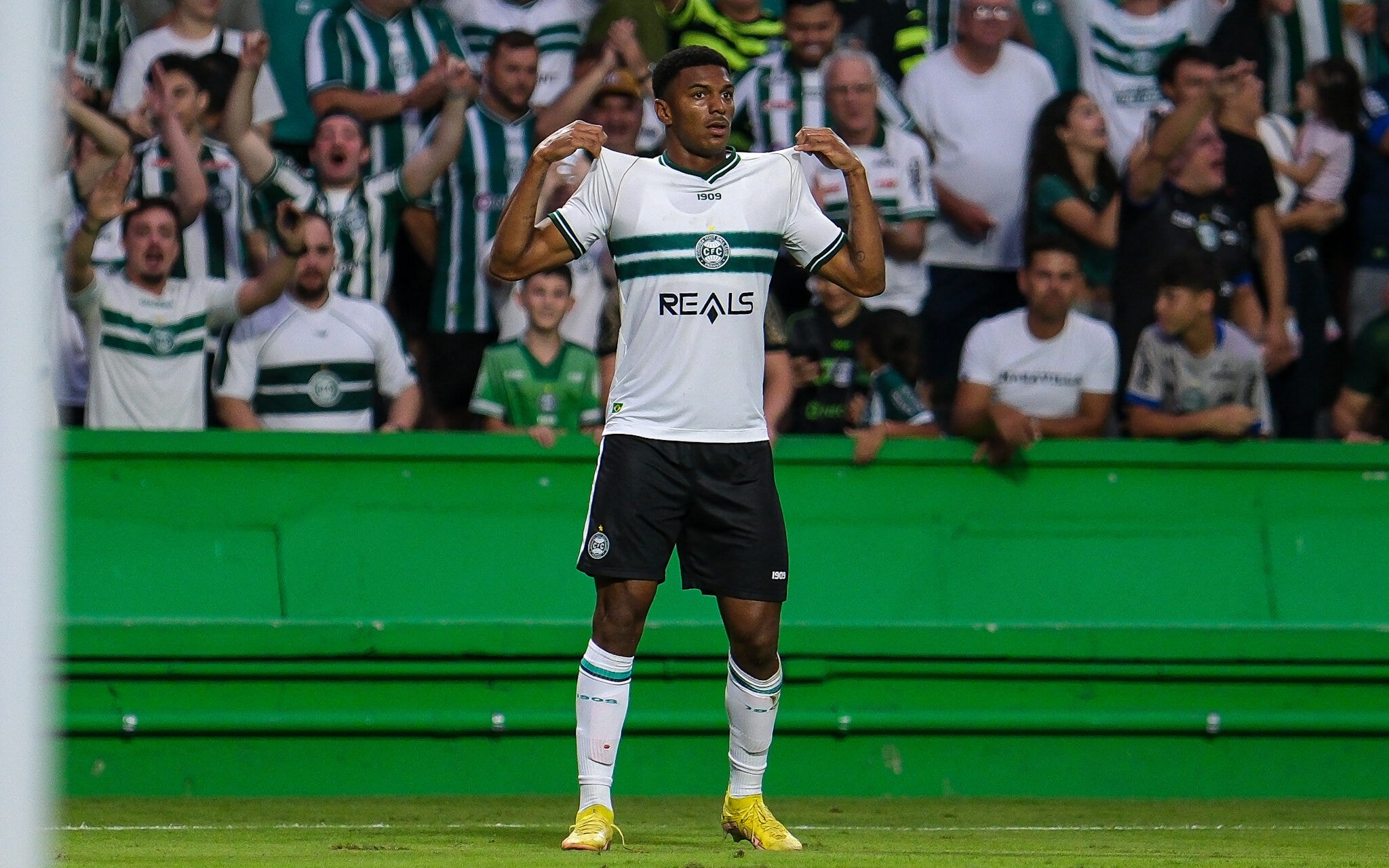 Brandão comemora gol pelo Coritiba contra o Brusque, em 2024. Foto: JP Pacheco/Coritiba