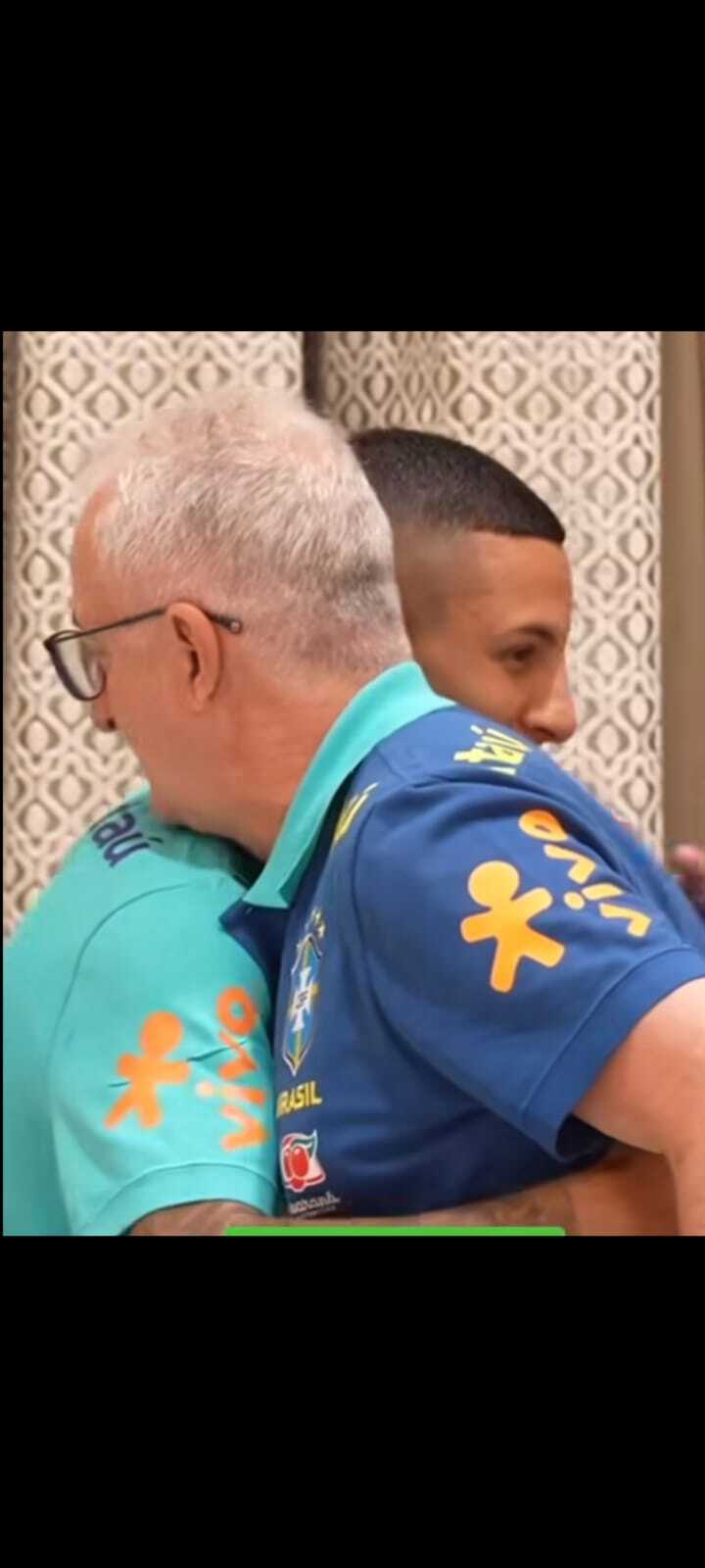 Arana se apresenta à seleção brasileira e abraça o técnico Dorival Júnior