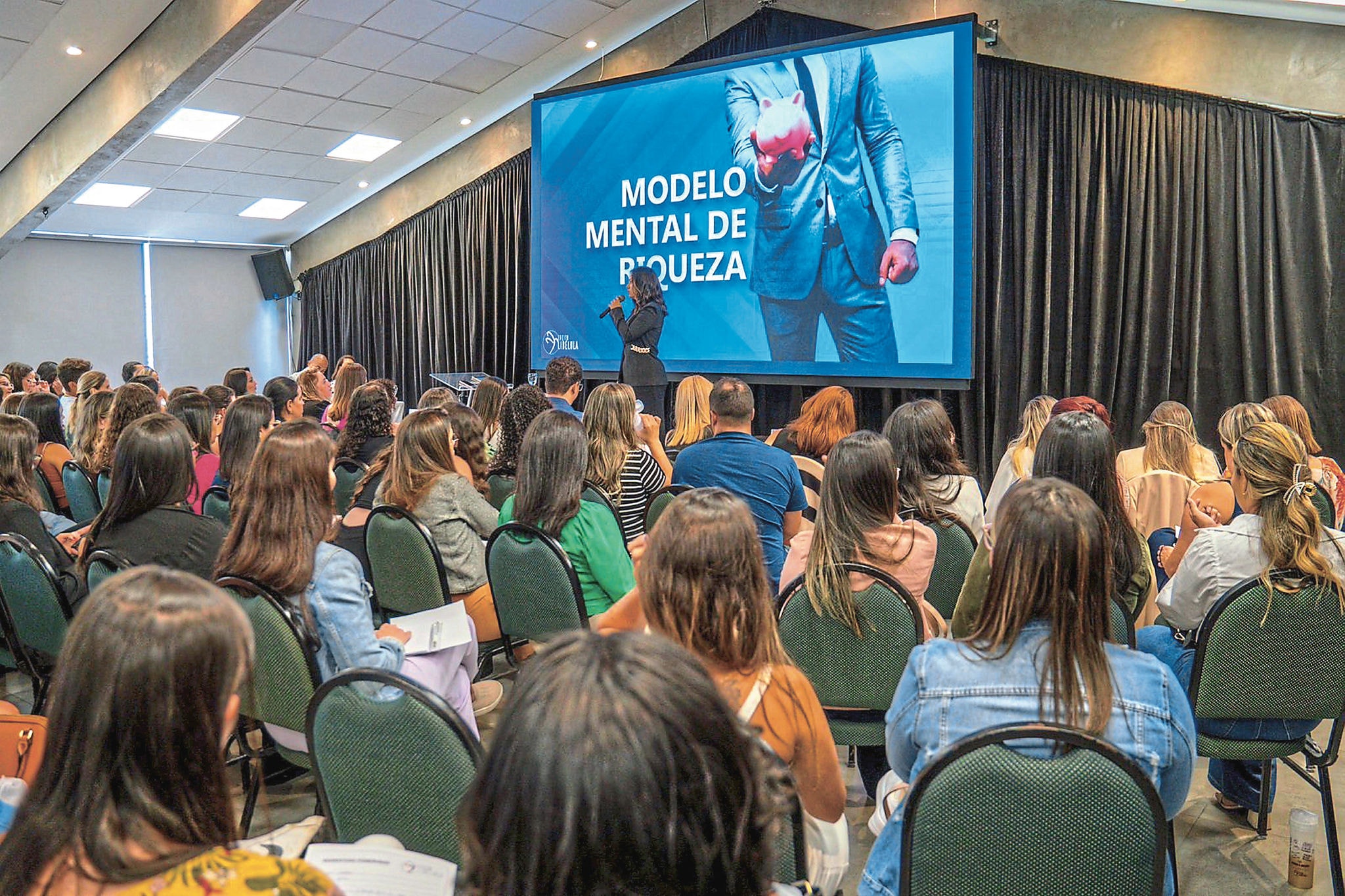 Palestra de Paola Fernandes auxilia as pessoas na busca por mudanças positivas