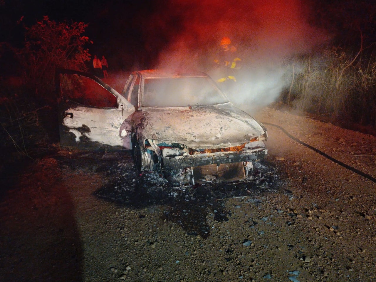Carro pega fogo em estrada vicinal no Norte de Minas; ninguém se feriu