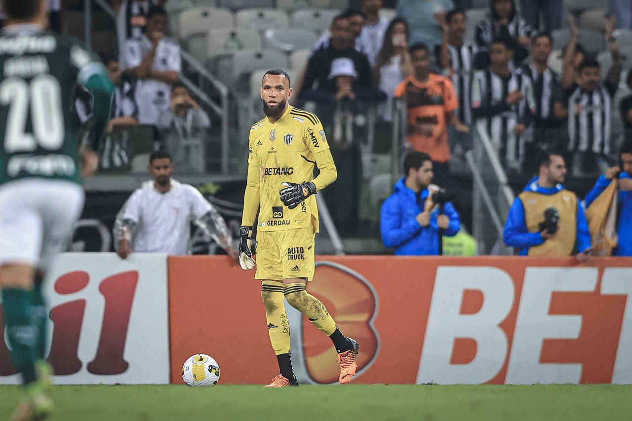 Goleiro Everson em ação pelo Atlético durante partida contra o Palmeiras 