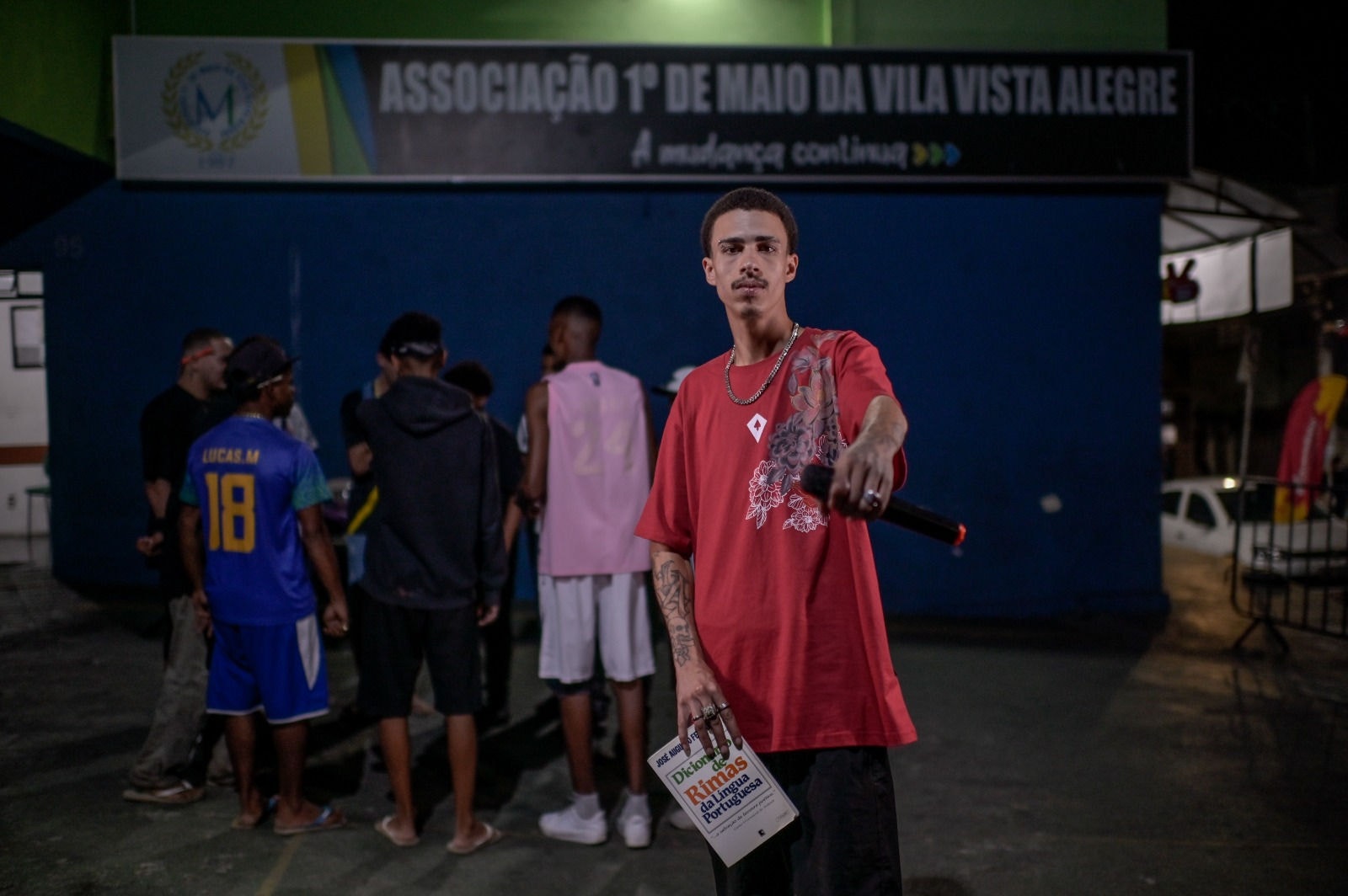 Além de trabalhar em um restaurante, Ally obtém renda como músico de hip-hop