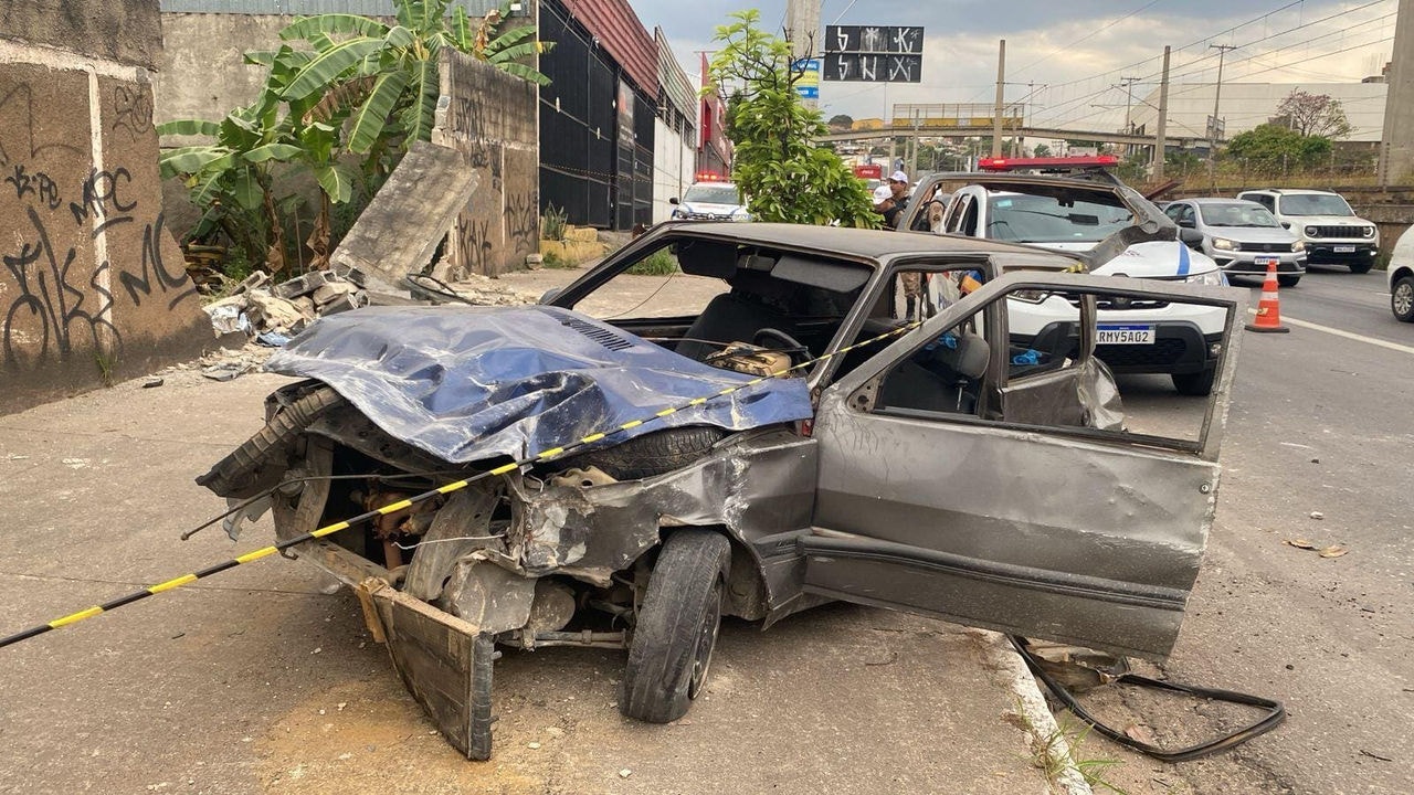 Carro ficou destruído após bater em muro na avenida Cristiano Machado