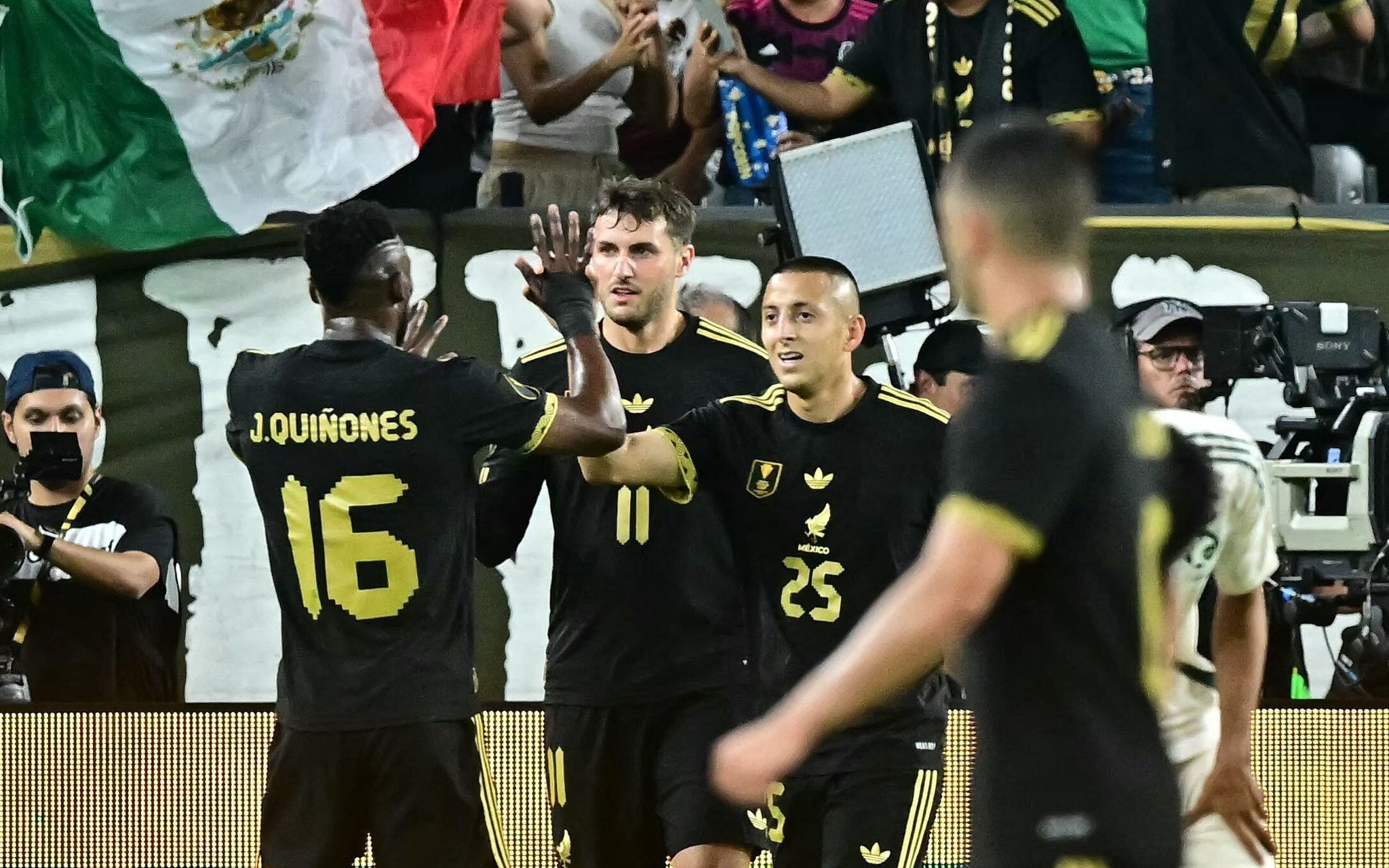 Jogos de hoje: a seleção mexicana enfrenta Honduras na semifinal da Copa Ouro (Foto: Frederic J. Brown/AFP)