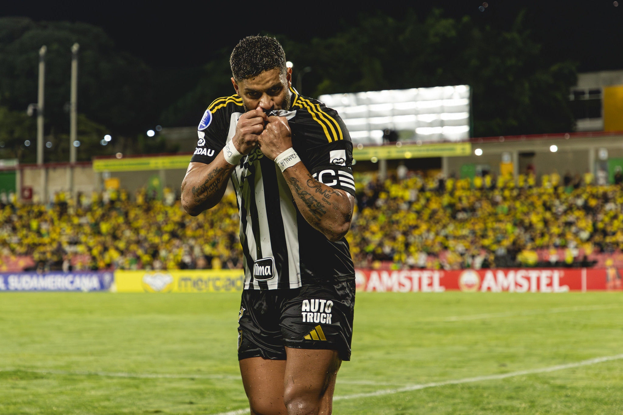 Hulk beija escudo do Atlético