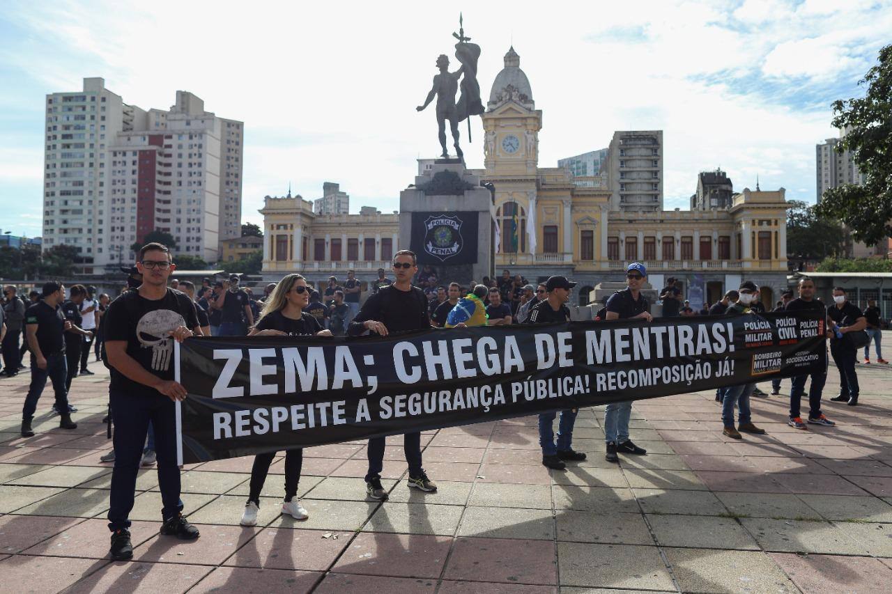 Servidores da Segurança Pública cruzaram os braços na última segunda - protesto dos policiais