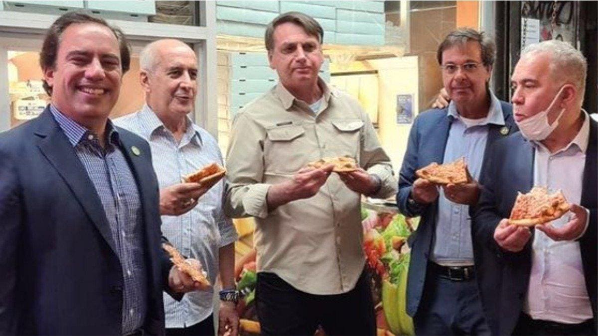 Jair Bolsonaro come pizza em calçada de Nova York