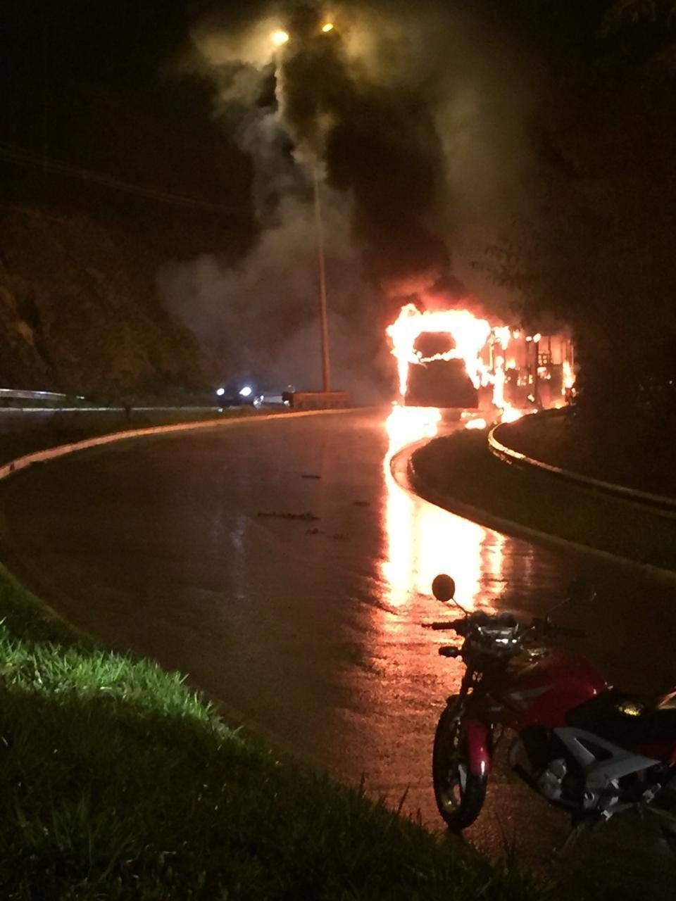 Ônibus pega fogo na MG-030, em Nova Lima