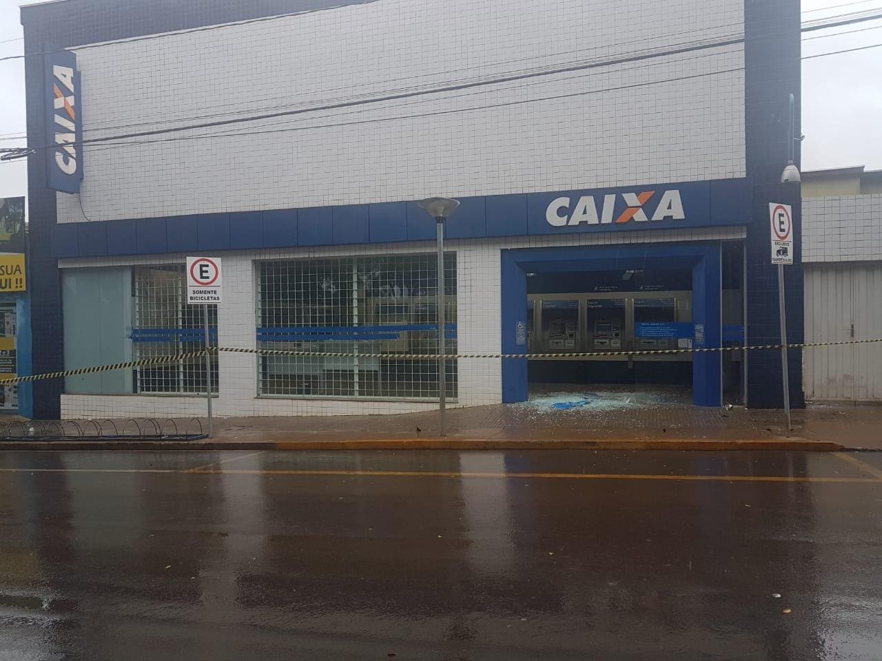 Porta da agência da Caixa também foi danificada