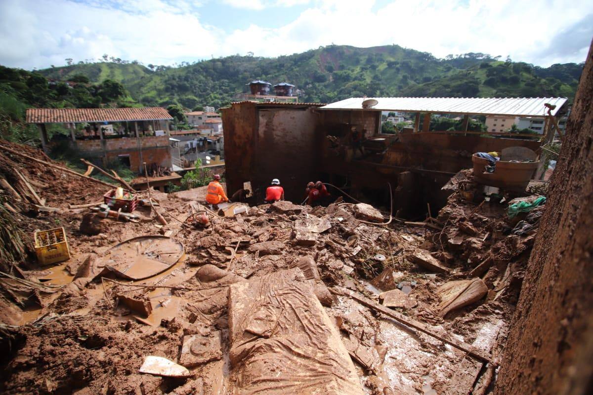 Bombeiros trabalharam no resgate dos corpos