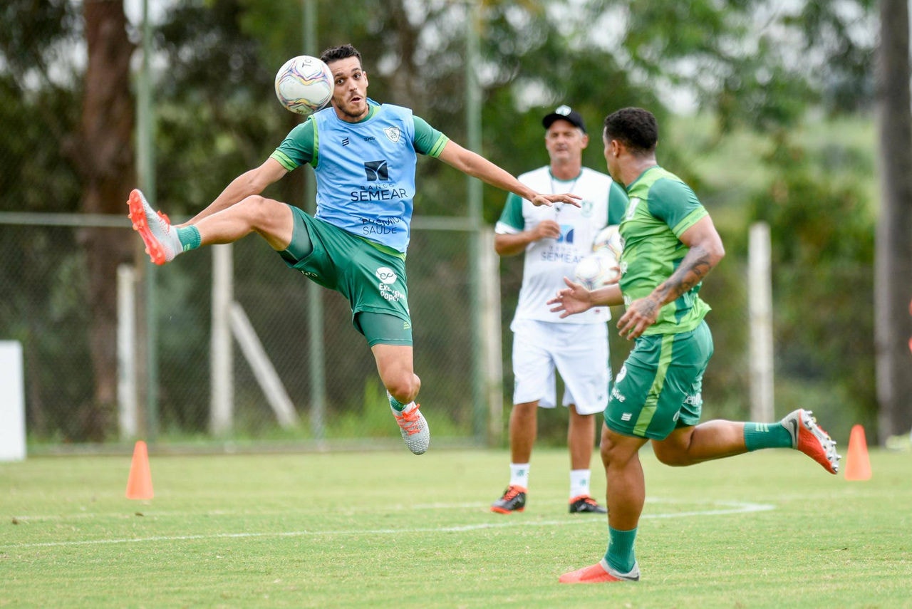 Lucas Kal chegou ao Coelho ano passado e se tornou titular absoluto da zaga