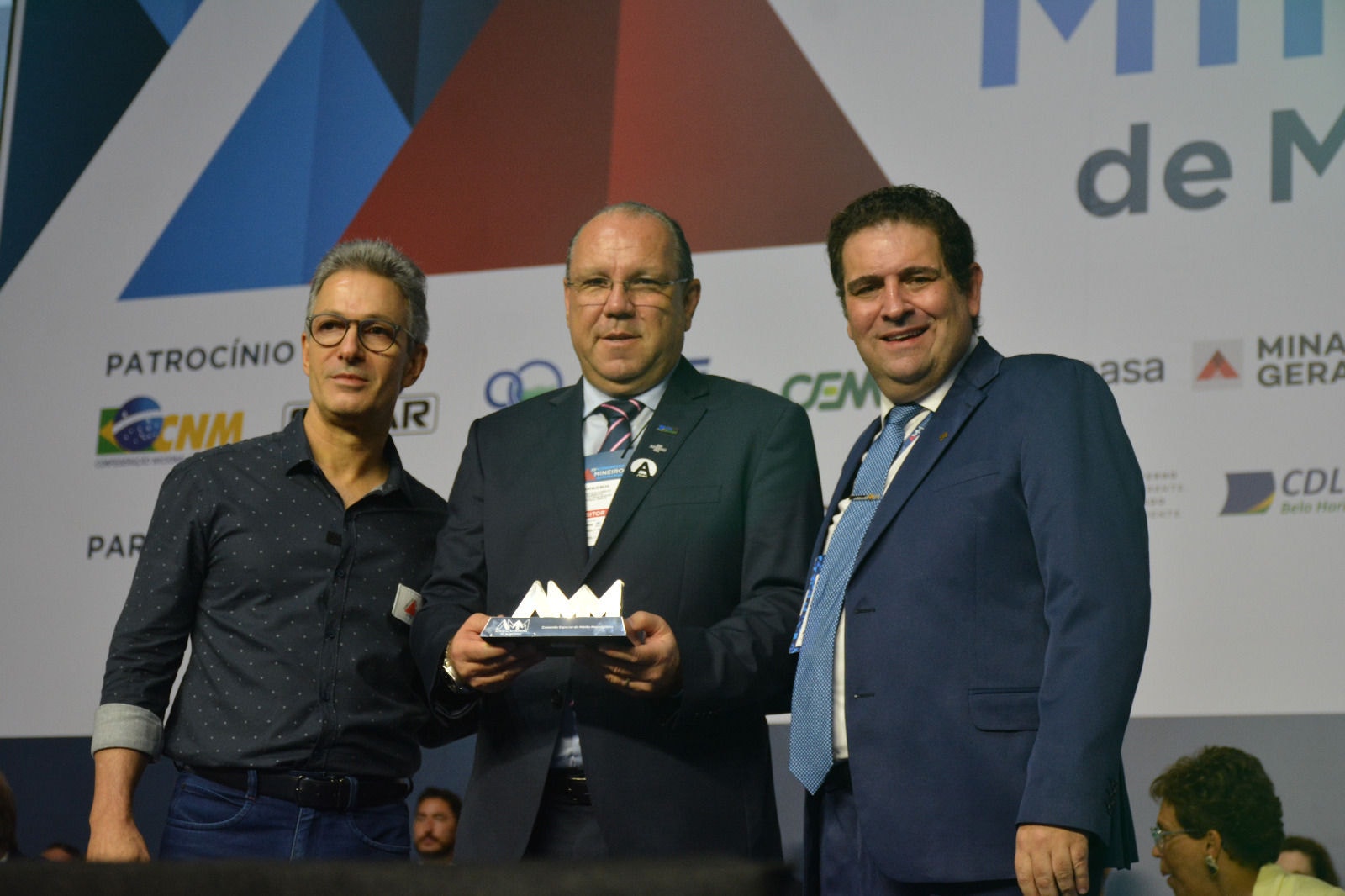 Presidente da CDL/BH, Marcelo de Souza e Silva, ao lado do governador de Minas Gerais, Romeu Zema e do presidente da AMM e prefeito de Coronel Fabriciano, Marcus Vinícius da Silva