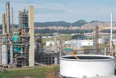 A baixa com as refinarias Premium 1 e 2  levaram a Petrobras a perda de R$ 2,7 bilhões