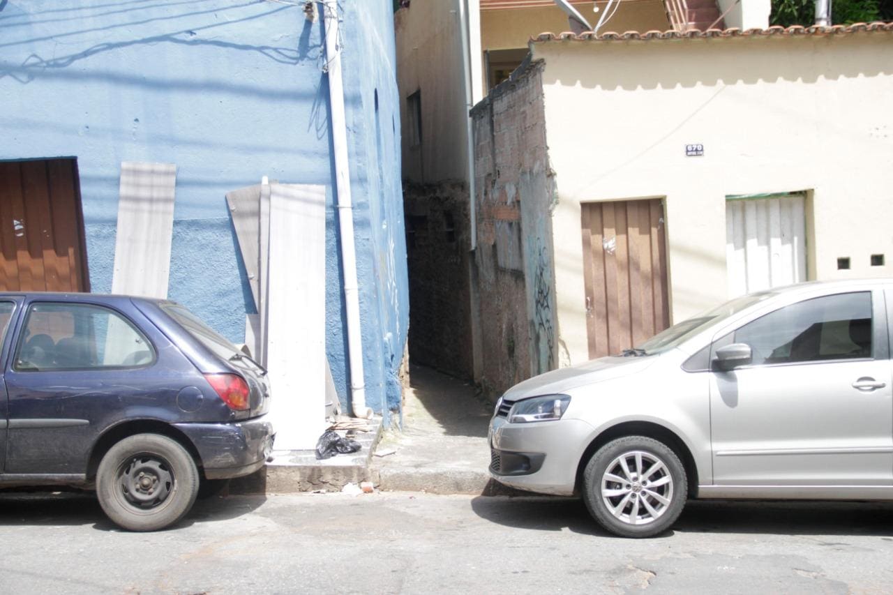 O suspeito já aguardava a chegada a vítima para cometer o crime
